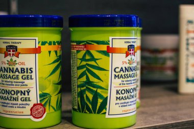 Santorini, Fira, Yunanistan - 28 Ekim 2021 Fira, kenevir türevli CBD ürünleri Yunanistan 'da yasaldır