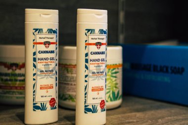 Santorini, Fira, Yunanistan - 28 Ekim 2021 Fira, kenevir türevli CBD ürünleri Yunanistan 'da yasaldır