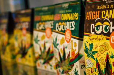 Santorini, Fira, Yunanistan - 28 Ekim 2021 Fira, kenevir türevli CBD ürünleri Yunanistan 'da yasaldır