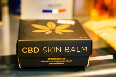 Santorini, Fira, Yunanistan - 28 Ekim 2021 Fira, kenevir türevli CBD ürünleri Yunanistan 'da yasaldır