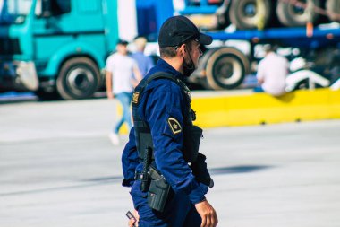 Santorini, Yunanistan - 28 Ekim 2021 Polis Teşkilatı Santorini limanında, görevlerden biri feribot yolcularının gidiş ve gelişlerini kontrol etmek.