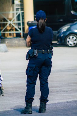 Santorini, Yunanistan - 28 Ekim 2021 Polis Teşkilatı Santorini limanında, görevlerden biri feribot yolcularının gidiş ve gelişlerini kontrol etmek.