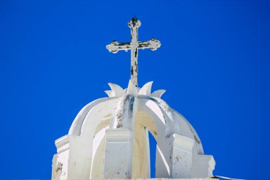 Santorini, Megalochori, Yunanistan - 24 Ekim 2021 Megalochori Şehri, bu adanın tipik küçük geleneksel beyaz evleri antik aktif volkanın yanında yer almaktadır.