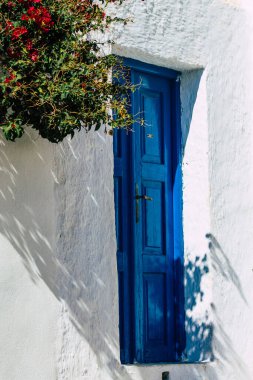 Santorini, Megalochori, Yunanistan - 24 Ekim 2021 Megalochori Şehri, bu adanın tipik küçük geleneksel beyaz evleri antik aktif volkanın yanında yer almaktadır.