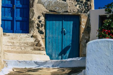Santorini, Megalochori, Yunanistan - 24 Ekim 2021 Megalochori Şehri, bu adanın tipik küçük geleneksel beyaz evleri antik aktif volkanın yanında yer almaktadır.