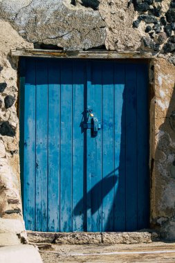 Santorini, Megalochori, Yunanistan - 24 Ekim 2021 Megalochori Şehri, bu adanın tipik küçük geleneksel beyaz evleri antik aktif volkanın yanında yer almaktadır.