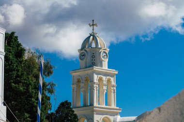 Santorini, Megalochori, Yunanistan - 24 Ekim 2021 Megalochori Şehri, bu adanın tipik küçük geleneksel beyaz evleri antik aktif volkanın yanında yer almaktadır.