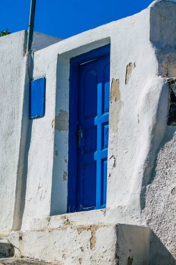 Santorini, Megalochori, Yunanistan - 24 Ekim 2021 Megalochori Şehri, bu adanın tipik küçük geleneksel beyaz evleri antik aktif volkanın yanında yer almaktadır.