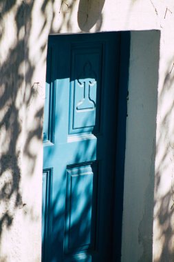 Santorini, Megalochori, Yunanistan - 24 Ekim 2021 Megalochori Şehri, bu adanın tipik küçük geleneksel beyaz evleri antik aktif volkanın yanında yer almaktadır.