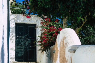 Santorini, Megalochori, Yunanistan - 24 Ekim 2021 Megalochori Şehri, bu adanın tipik küçük geleneksel beyaz evleri antik aktif volkanın yanında yer almaktadır.