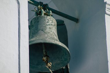 Santorini, Megalochori, Yunanistan - 24 Ekim 2021 Megalochori Şehri, bu adanın tipik küçük geleneksel beyaz evleri antik aktif volkanın yanında yer almaktadır.