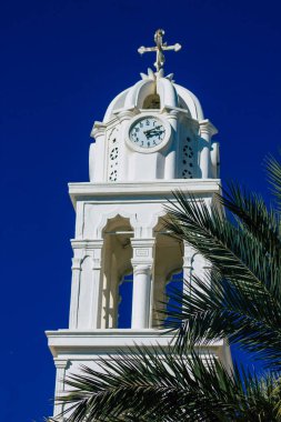 Santorini, Megalochori, Yunanistan - 24 Ekim 2021 Megalochori Şehri, bu adanın tipik küçük geleneksel beyaz evleri antik aktif volkanın yanında yer almaktadır.