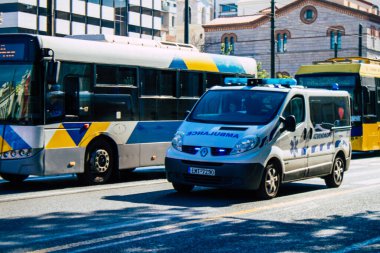 Atina, Yunanistan - Yunanistan 'ı vuran koronavirüs salgını sırasında Atina sokaklarından geçen Yunan ambulansı 01 Kasım 2021