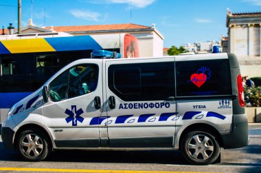 Atina, Yunanistan - Yunanistan 'ı vuran koronavirüs salgını sırasında Atina sokaklarından geçen Yunan ambulansı 01 Kasım 2021