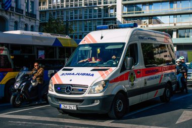 Atina, Yunanistan - Yunanistan 'ı vuran koronavirüs salgını sırasında Atina sokaklarından geçen Yunan ambulansı 01 Kasım 2021