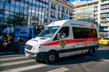 Atina, Yunanistan - Yunanistan 'ı vuran koronavirüs salgını sırasında Atina sokaklarından geçen Yunan ambulansı 01 Kasım 2021