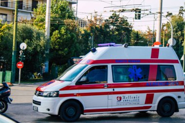 Atina, Yunanistan - Yunanistan 'ı vuran koronavirüs salgını sırasında Atina sokaklarından geçen Yunan ambulansı 01 Kasım 2021