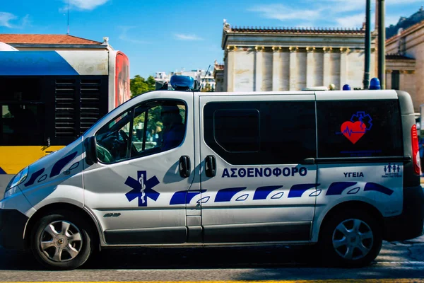 Atenas Grecia Noviembre 2021 Una Ambulancia Griega Recorre Las Calles —  Fotos de Stock