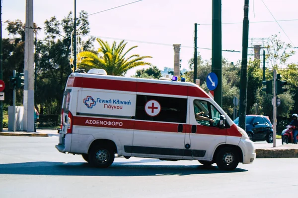 希腊雅典 2021年11月1日 希腊救护车驶过雅典街头 当时希腊爆发了禽流感疫情 — 图库照片