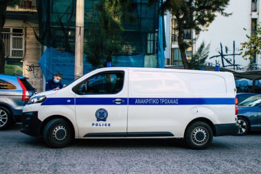 Atina, Yunanistan - 01 Kasım 2021 Yunanistan koronavirüs salgını sırasında Atina şehir merkezinde devriye gezen Yunan polisi