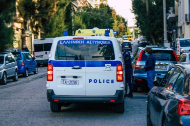 Atina, Yunanistan - 01 Kasım 2021 Yunanistan koronavirüs salgını sırasında Atina şehir merkezinde devriye gezen Yunan polisi