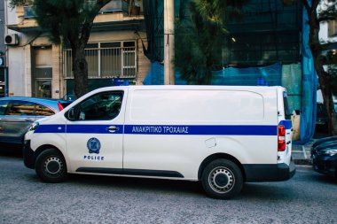 Atina, Yunanistan - 01 Kasım 2021 Yunanistan koronavirüs salgını sırasında Atina şehir merkezinde devriye gezen Yunan polisi