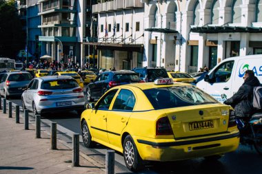 Atina, Yunanistan - Koronavirüs salgını sırasında Atina sokaklarında sürüş yapan 01 Kasım 2021 İnsanlar bu tür taşımacılığı tercih ediyor ki kirlenmesin, maske takmak zorunludur