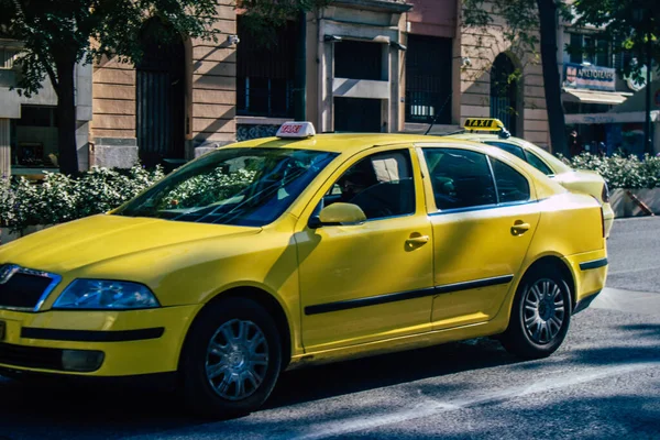 Atina, Yunanistan - Koronavirüs salgını sırasında Atina sokaklarında sürüş yapan 01 Kasım 2021 İnsanlar bu tür taşımacılığı tercih ediyor ki kirlenmesin, maske takmak zorunludur