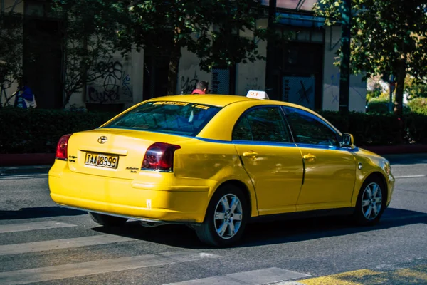 Atina, Yunanistan - Koronavirüs salgını sırasında Atina sokaklarında sürüş yapan 01 Kasım 2021 İnsanlar bu tür taşımacılığı tercih ediyor ki kirlenmesin, maske takmak zorunludur