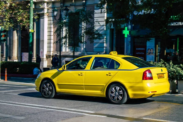 그리스 아테네 코로나 바이러스가 유행하는 2021 아테네의 거리에서 택시를 사람들은 — 스톡 사진