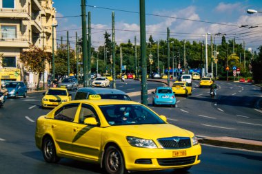 Atina, Yunanistan - Koronavirüs salgını sırasında Atina sokaklarında sürüş yapan 01 Kasım 2021 İnsanlar bu tür taşımacılığı tercih ediyor ki kirlenmesin, maske takmak zorunludur