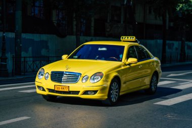 Atina, Yunanistan - Koronavirüs salgını sırasında Atina sokaklarında sürüş yapan 01 Kasım 2021 İnsanlar bu tür taşımacılığı tercih ediyor ki kirlenmesin, maske takmak zorunludur