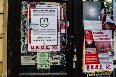 Atina, Yunanistan - 3 Kasım 2021 'de, Atina' nın isyancı bölgesi olarak kabul edilen Exarchia ilçesindeki Antifa posteri, anarşist protesto ve dayanışmayla ünlüdür.