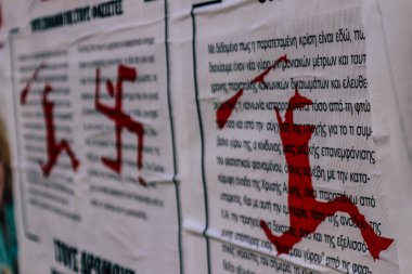 Atina, Yunanistan - 3 Kasım 2021 'de, Atina' nın isyancı bölgesi olarak kabul edilen Exarchia ilçesindeki Antifa posteri, anarşist protesto ve dayanışmayla ünlüdür.