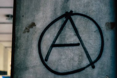 Atina, Yunanistan - 3 Kasım 2021 'de, Atina' nın isyancı bölgesi olarak kabul edilen Exarchia ilçesindeki Antifa posteri, anarşist protesto ve dayanışmayla ünlüdür.