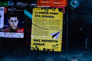 Atina, Yunanistan - 3 Kasım 2021 'de, Atina' nın isyancı bölgesi olarak kabul edilen Exarchia ilçesindeki Antifa posteri, anarşist protesto ve dayanışmayla ünlüdür.