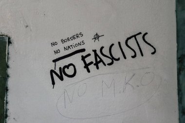 Atina, Yunanistan - 3 Kasım 2021 'de, Atina' nın isyancı bölgesi olarak kabul edilen Exarchia ilçesindeki Antifa posteri, anarşist protesto ve dayanışmayla ünlüdür.