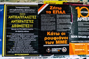 Atina, Yunanistan - 3 Kasım 2021 'de, Atina' nın isyancı bölgesi olarak kabul edilen Exarchia ilçesindeki Antifa posteri, anarşist protesto ve dayanışmayla ünlüdür.