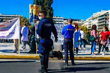 Atina, Yunanistan - Yunanistan - 03 Kasım 2021 Yunanistan 'ı vuran koronavirüs salgını sırasında sağlık çalışanlarının Atina sokaklarında Yunan hükümetine karşı bir gösteri düzenlemesi
