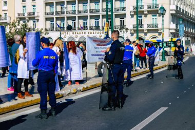 Atina, Yunanistan - Yunanistan - 03 Kasım 2021 Yunanistan 'ı vuran koronavirüs salgını sırasında sağlık çalışanlarının Atina sokaklarında Yunan hükümetine karşı bir gösteri düzenlemesi