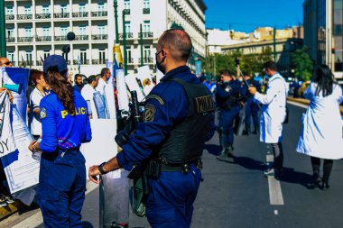 Atina, Yunanistan - Yunanistan - 03 Kasım 2021 Yunanistan 'ı vuran koronavirüs salgını sırasında sağlık çalışanlarının Atina sokaklarında Yunan hükümetine karşı bir gösteri düzenlemesi