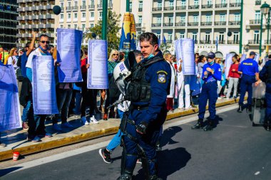 Atina, Yunanistan - Yunanistan - 03 Kasım 2021 Yunanistan 'ı vuran koronavirüs salgını sırasında sağlık çalışanlarının Atina sokaklarında Yunan hükümetine karşı bir gösteri düzenlemesi