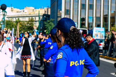 Atina, Yunanistan - Yunanistan - 03 Kasım 2021 Yunanistan 'ı vuran koronavirüs salgını sırasında sağlık çalışanlarının Atina sokaklarında Yunan hükümetine karşı bir gösteri düzenlemesi