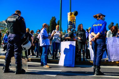 Atina, Yunanistan - Yunanistan - 03 Kasım 2021 Yunanistan 'ı vuran koronavirüs salgını sırasında sağlık çalışanlarının Atina sokaklarında Yunan hükümetine karşı bir gösteri düzenlemesi