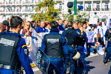 Atina, Yunanistan - Yunanistan - 03 Kasım 2021 Yunanistan 'ı vuran koronavirüs salgını sırasında sağlık çalışanlarının Atina sokaklarında Yunan hükümetine karşı bir gösteri düzenlemesi