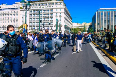 Atina, Yunanistan - Yunanistan - 03 Kasım 2021 Yunanistan 'ı vuran koronavirüs salgını sırasında sağlık çalışanlarının Atina sokaklarında Yunan hükümetine karşı bir gösteri düzenlemesi