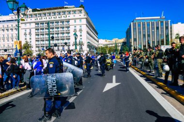 Atina, Yunanistan - Yunanistan - 03 Kasım 2021 Yunanistan 'ı vuran koronavirüs salgını sırasında sağlık çalışanlarının Atina sokaklarında Yunan hükümetine karşı bir gösteri düzenlemesi