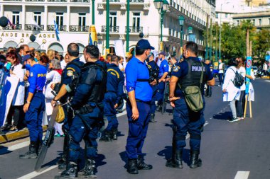Atina, Yunanistan - Yunanistan - 03 Kasım 2021 Yunanistan 'ı vuran koronavirüs salgını sırasında sağlık çalışanlarının Atina sokaklarında Yunan hükümetine karşı bir gösteri düzenlemesi