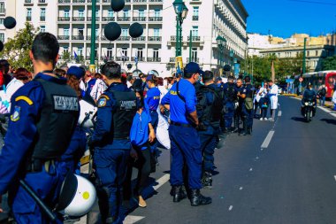 Atina, Yunanistan - Yunanistan - 03 Kasım 2021 Yunanistan 'ı vuran koronavirüs salgını sırasında sağlık çalışanlarının Atina sokaklarında Yunan hükümetine karşı bir gösteri düzenlemesi