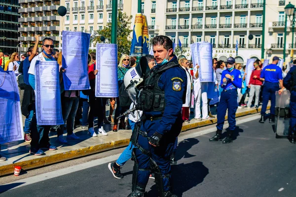 Atina, Yunanistan - Yunanistan - 03 Kasım 2021 Yunanistan 'ı vuran koronavirüs salgını sırasında sağlık çalışanlarının Atina sokaklarında Yunan hükümetine karşı bir gösteri düzenlemesi